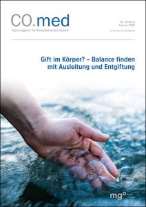 CO.med 1/2026 Titelseite: Hand, die in blaues Wasser taucht. Themen: Balance finden mit Ausleitung und Entgiftung